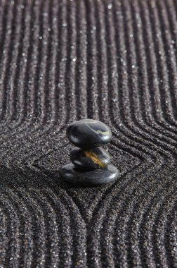 Japon bahçesi, yin yang taşı dokulu kum.