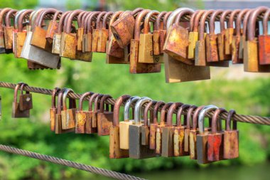 Aşk kilitleri köprüde asılı