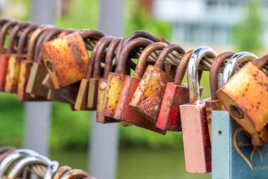 Aşk kilitleri köprüde asılı