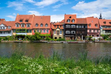 Regnitz Nehri üzerindeki tarihi Bamberg kasabası