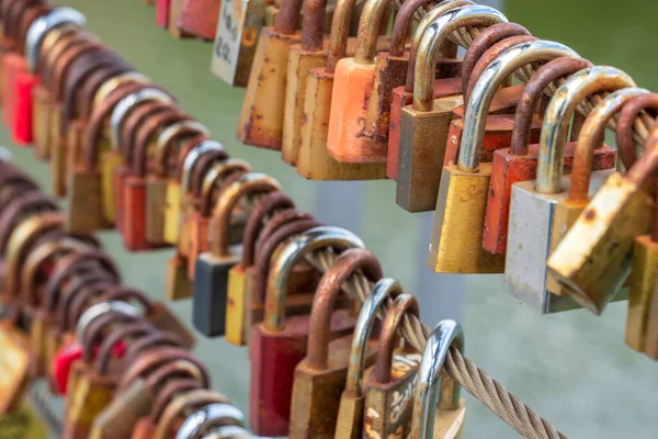 Aşk kilitleri köprüde asılı