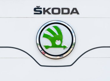 AUGSBURG, GERMANE 16 HAZİRAN 2022, SKODA otomobil markasının reklam tabelası