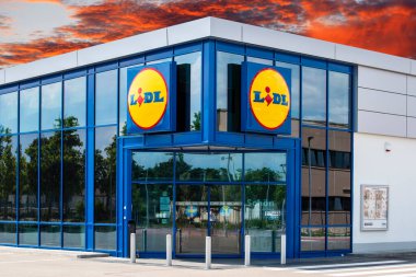 AUGSBURG, GERMANE 16 HAZİRAN 2022, İndirim mağazası LIDL 'in reklam işareti bulutlu bir gökyüzünün önünde
