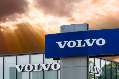 AUGSBURG, GERMANE 16 HAZİRAN 2022, Araba markası VOLVO 'nun reklam işareti bulutlu bir gökyüzünün önünde