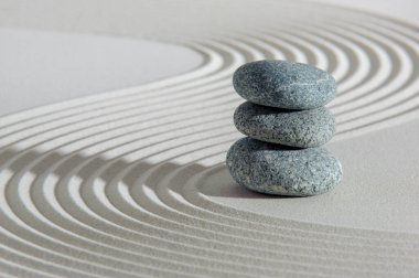 Japon ZEN bahçesi, yin yang taşlarıyla dokulu kum.