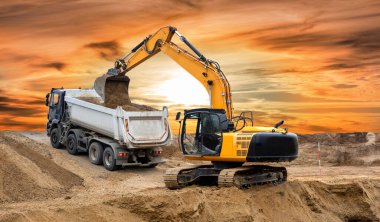 Kazıcı inşaat alanında kazı yapıyor