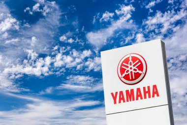 AUGSBURG, GERMANE 16 HAZİRAN 2022, YAMAHA markasının reklam işareti bulutlu bir gökyüzünün önünde