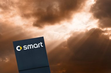 AUGSBURG, GERMANE 16 HAZİRAN 2022, Bulutlu bir gökyüzünün önünde SMART markasının reklam işareti