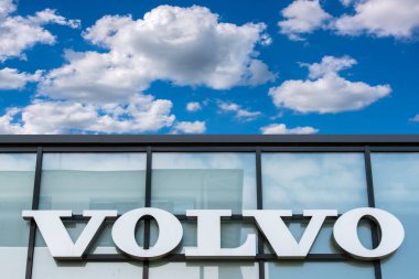 AUGSBURG, GERMANE 16 HAZİRAN 2022, Araba markası VOLVO 'nun reklam işareti bulutlu bir gökyüzünün önünde