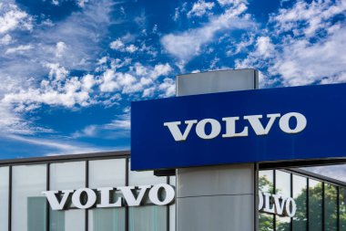 AUGSBURG, GERMANE 16 HAZİRAN 2022, Araba markası VOLVO 'nun reklam işareti bulutlu bir gökyüzünün önünde