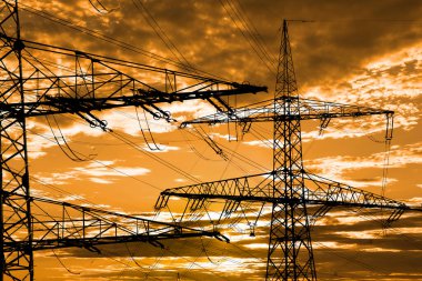 Gökyüzünün önünde bulutlu birçok elektrotik kutup