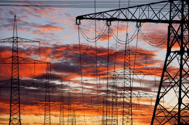 Gökyüzünün önünde bulutlu birçok elektrotik kutup