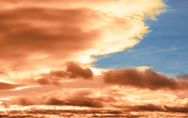 Драматичні Красиві Хмари Небі — стокове фото