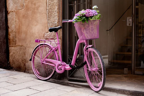 Розовый велосипед — стоковое фото