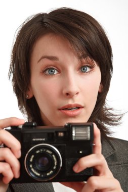 Genç bir kadın fotoğraf çekiyor.