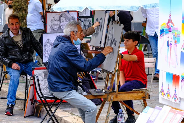 몽마르트르 프랑스 2021 프랑스 파리의 몽마르트르 지역에 광장에서 아이의 초상화를 스톡 이미지