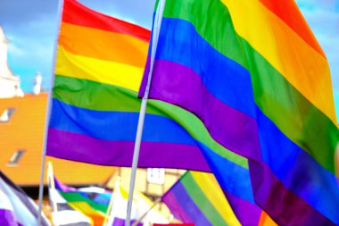 LGBT onur geçidinde renkli gökkuşağı bayrakları