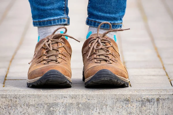 Blue Jeans Brown Leather Shoes Pronation Foot — Stock Photo, Image
