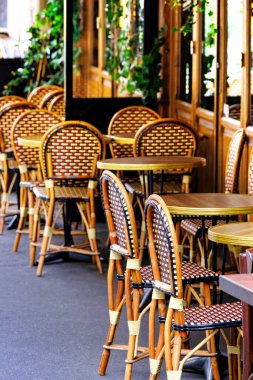 Fransız restoranı - masa ve sandalyeler sokağa - paris, Fransa