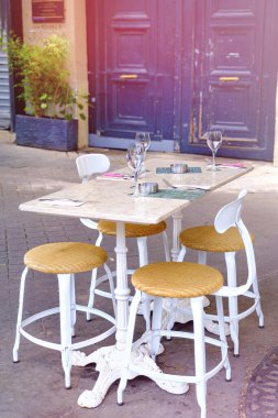 Fransız restoranı - masa ve sandalyeler sokağa - paris, Fransa