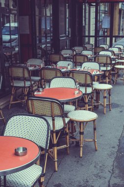 Fransız Lokantası - verandada masa ve sandalyeler - Paris, Fransa, fotoğraf stili klasik analog tarzı