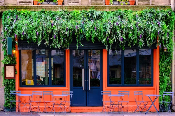 Πολύχρωμο Γαλλικό Εστιατόριο Διακοσμημένο Φυτά Τραπέζια Και Καρέκλες Στο Δρόμο — Φωτογραφία Αρχείου
