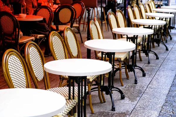 Fransk Restaurang Bord Och Stolar Rad Gatan Paris Frankrike — Stockfoto