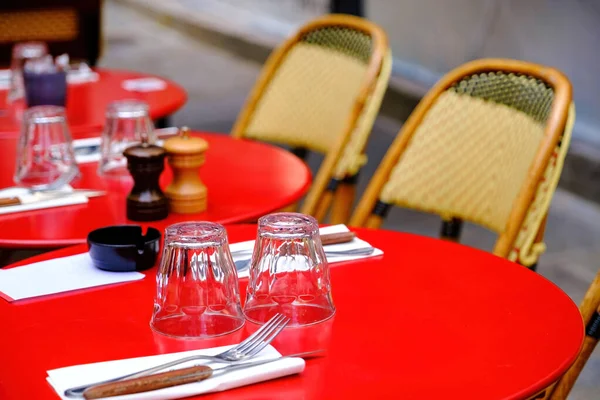 Restaurante Francés Mesas Rojas Con Vasos Sillas Calle París Francia —  Fotos de Stock