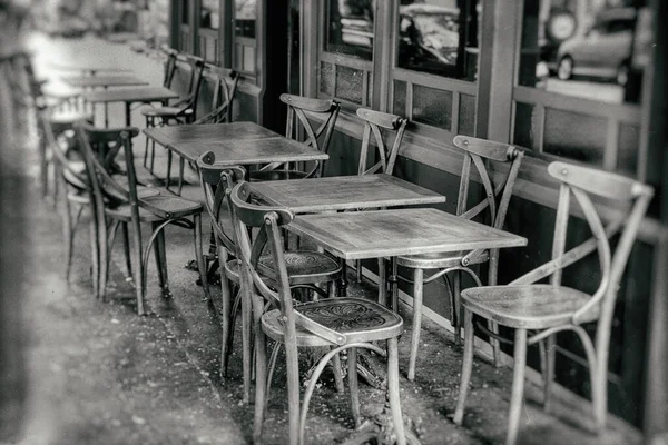 Γαλλικό Εστιατόριο Τραπέζια Και Καρέκλες Στη Σειρά Στο Δρόμο Παρίσι — Φωτογραφία Αρχείου