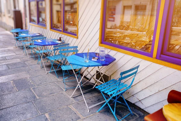 Γαλλικό Εστιατόριο Τραπέζια Και Καρέκλες Στη Σειρά Στο Δρόμο Paris — Φωτογραφία Αρχείου