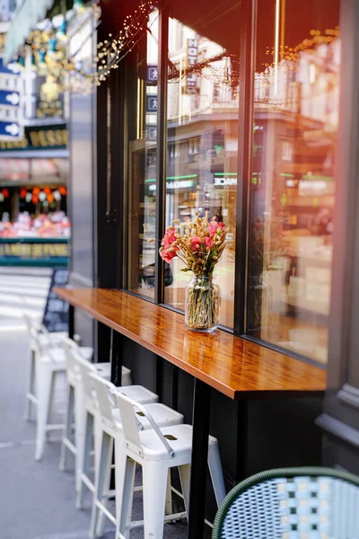 法国小餐馆 街道上装饰着鲜花的椅子和桌子 — 图库照片
