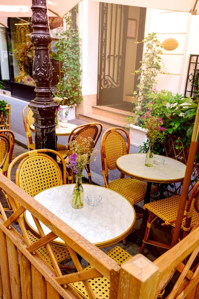 Small French Restaurant Table Chairs Decorated Flowers Street Paris France — Foto de Stock
