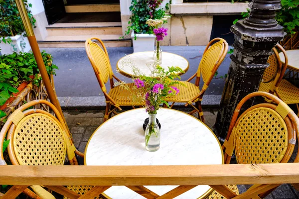 Pequeño Restaurante Francés Mesa Sillas Decoradas Con Flores Calle París — Foto de Stock