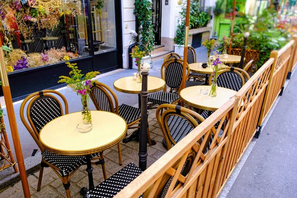 Patio French Restaurant Tables Decorated Flowers — Zdjęcie stockowe