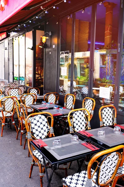 Γαλλικό Εστιατόριο Τραπέζια Και Καρέκλες Στην Οδό Παρίσι Γαλλία — Φωτογραφία Αρχείου