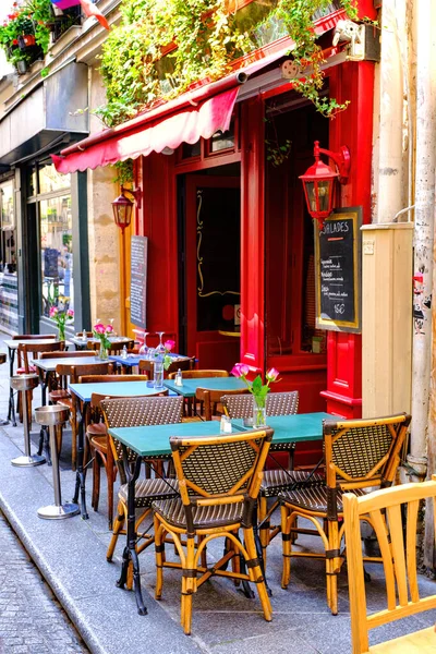 フランス料理レストラン テーブルと椅子の路上で フランスします — ストック写真
