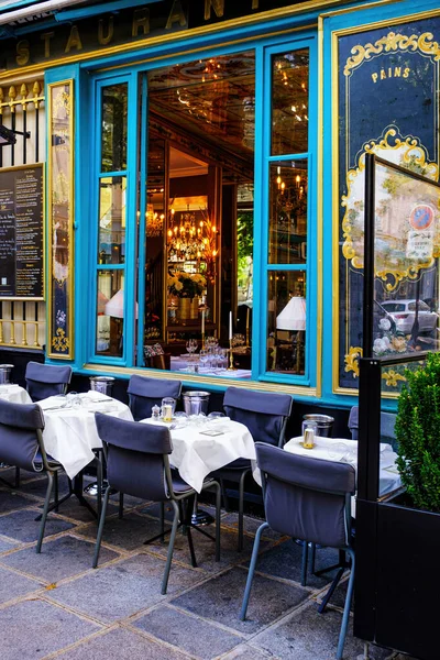 Französisches Restaurant Tische Und Stühle Auf Der Strasse Paris France lizenzfreie Stockfotos