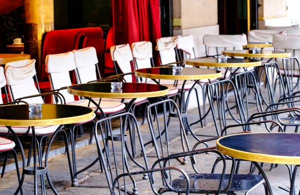 French Restaurant Tables Chairs Row Street Paris France lizenzfreie Stockfotos