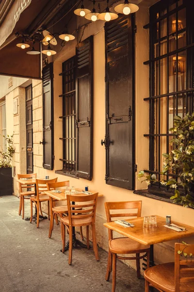 불빛이 감도는 거리의 탁자와 프랑스 스톡 사진