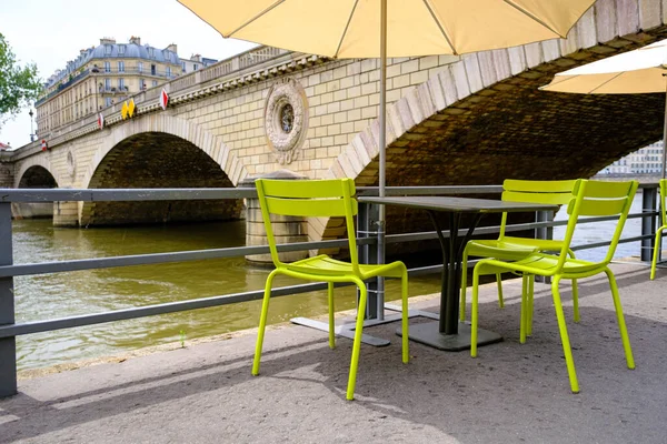 Table Green Chairs Standing River Seine Paris France Imágenes de stock libres de derechos