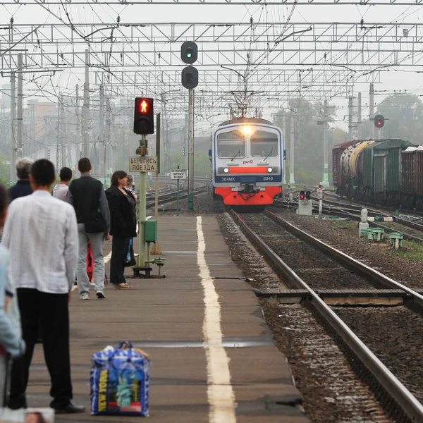 Commuter train arrives — Stock Photo, Image