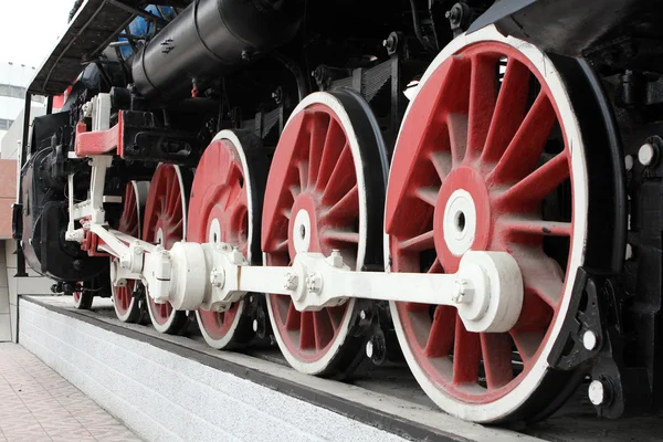 Novosibirsk. hjul av gamla lokomotivet — Stockfoto