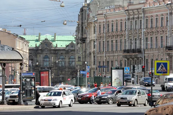 Saint-peterburg. trafiken på gatan i centrala — Stockfoto