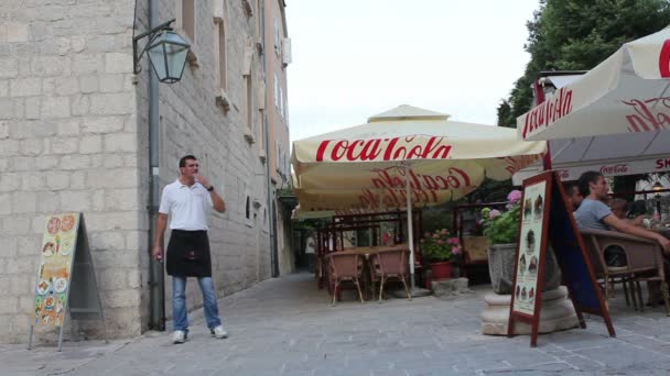 Montenegro. in de straat van budva stad — Stockvideo