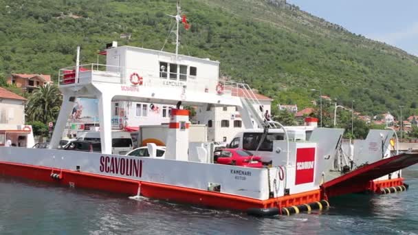 Černá Hora. loď trajekt přijíždí do přístavu — Stock video
