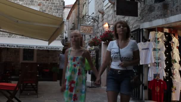 Montenegro. in de straat van de stad Igalo, Montenegro — Stockvideo