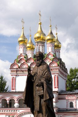 Moskova bölgesi. manastırın girişinde önce anıt saint joseph volotskiy