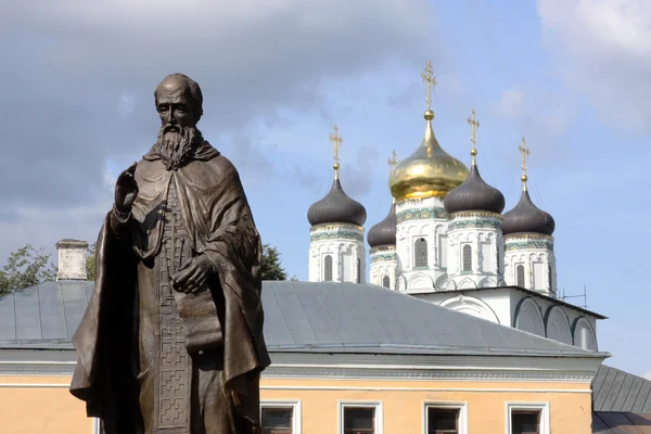 Moskevská oblast. Památník saint joseph volotskiy před vchodem do kláštera — Stock fotografie