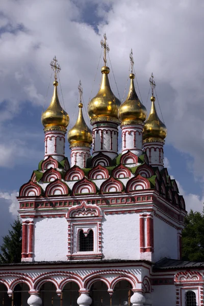 Московская область. Православная церковь как вход в монастырь — стоковое фото