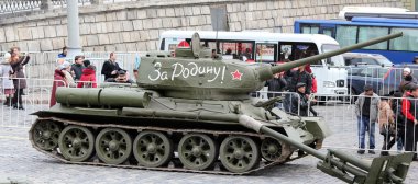 Moskova. Kızıl Meydan tankındaki